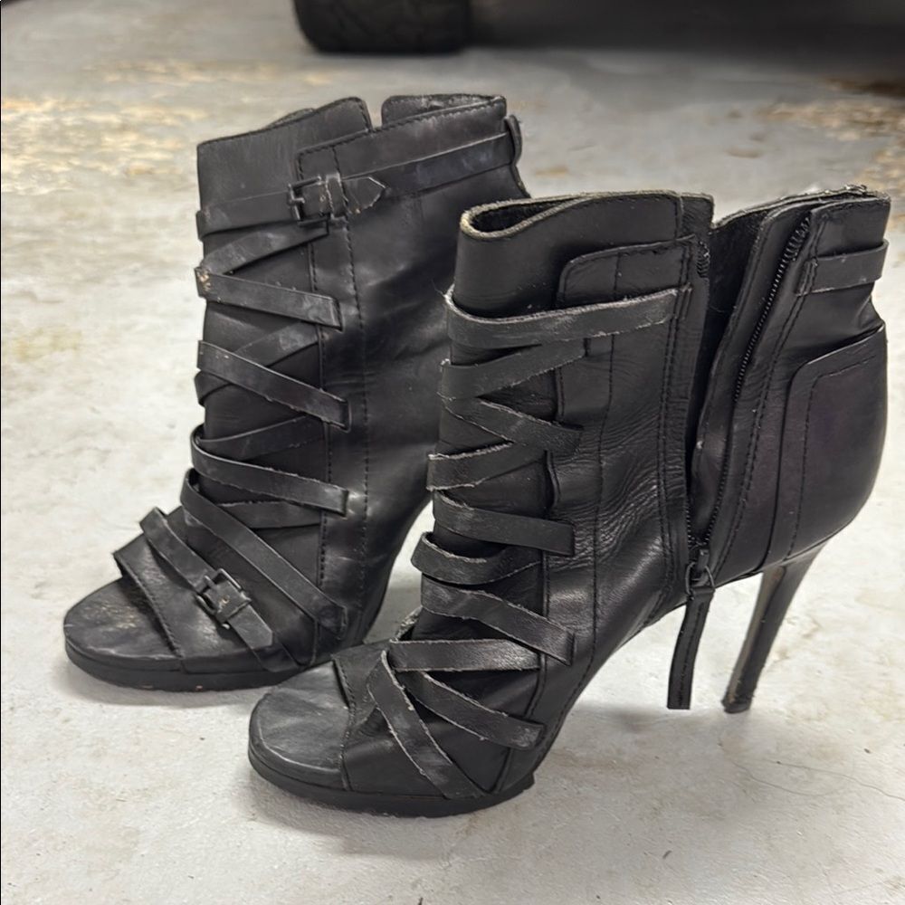 Black Strappy Pour La Victorie Leather High Heel Size 8.5 Great Condition